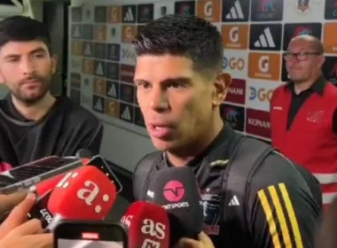 Esteban Pavez en zona mixta en el Estadio Monumental.