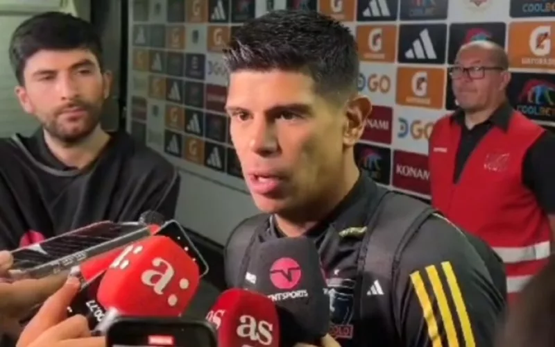 Esteban Pavez en zona mixta en el Estadio Monumental.