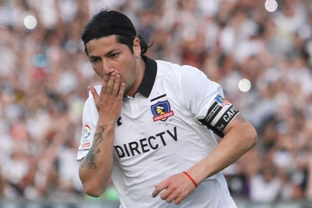 Primer plano a Jaime Valdés celebrando un gol con la camiseta de Colo-Colo