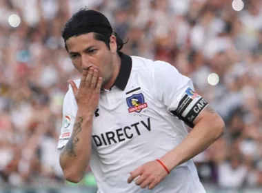 Primer plano a Jaime Valdés celebrando un gol con la camiseta de Colo-Colo