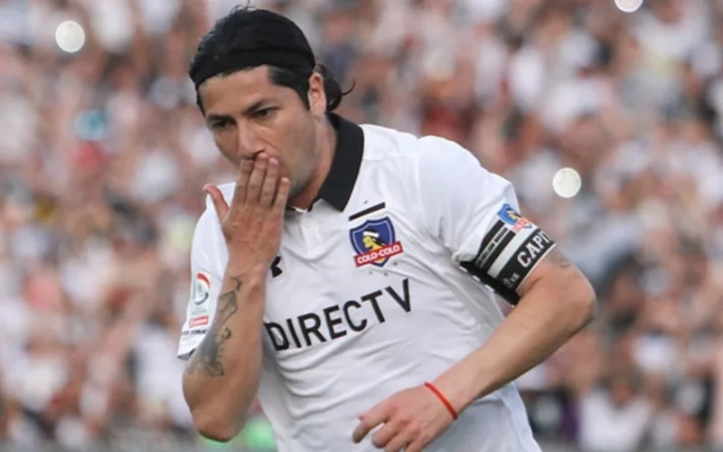 Primer plano a Jaime Valdés celebrando un gol con la camiseta de Colo-Colo