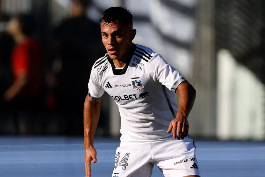 Primer plano a Vicente Pizarro disputando un partido con Colo-Colo en el Estadio Monumental.