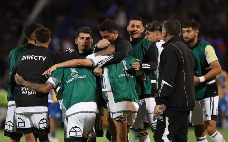 Plantel de Colo-Colo celebrando un triunfo en Copa Libertadores.