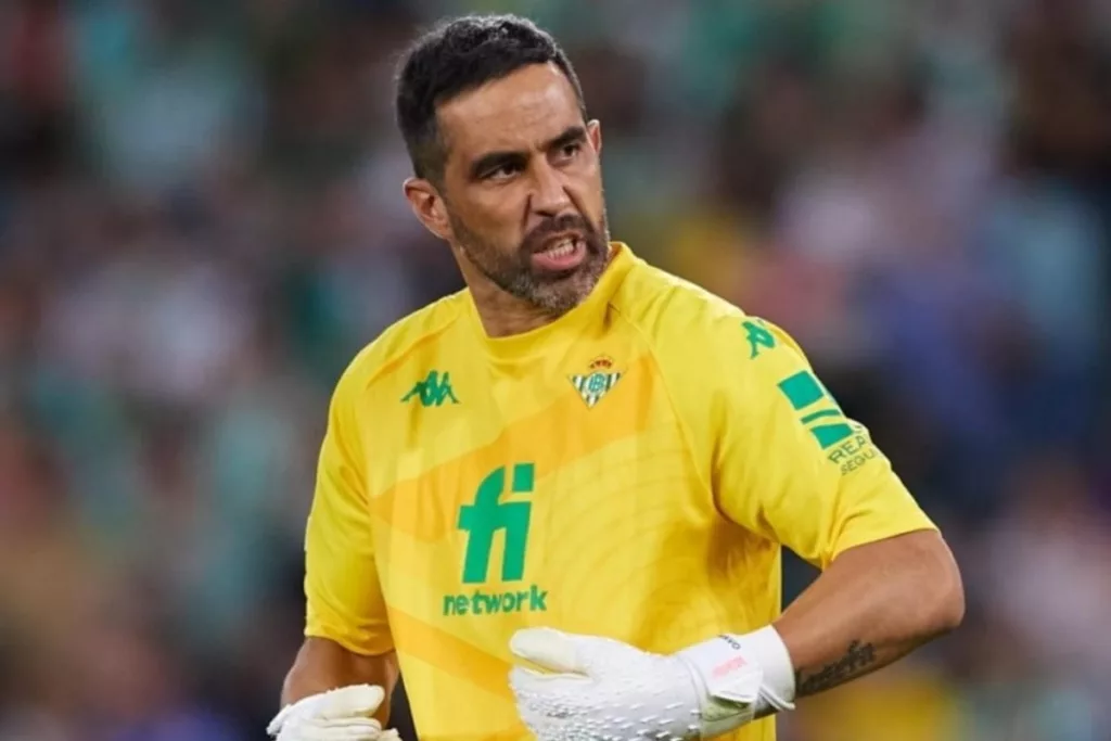 Primer plano a Claudio Bravo con cara de molestia con la camiseta del Real Betis.