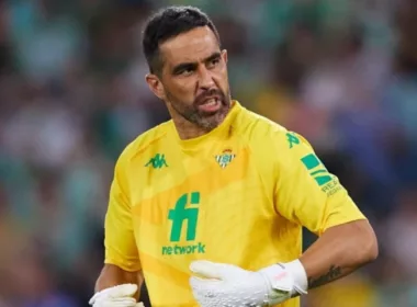 Primer plano a Claudio Bravo con cara de molestia con la camiseta del Real Betis.