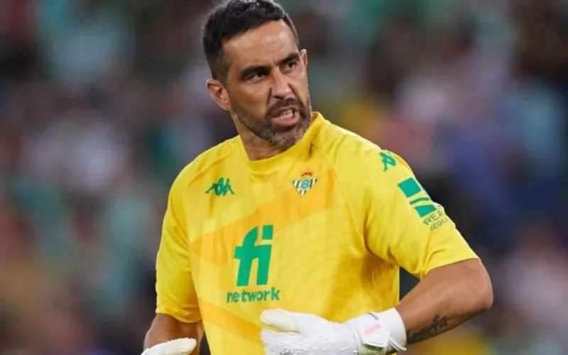 Primer plano a Claudio Bravo con cara de molestia con la camiseta del Real Betis.