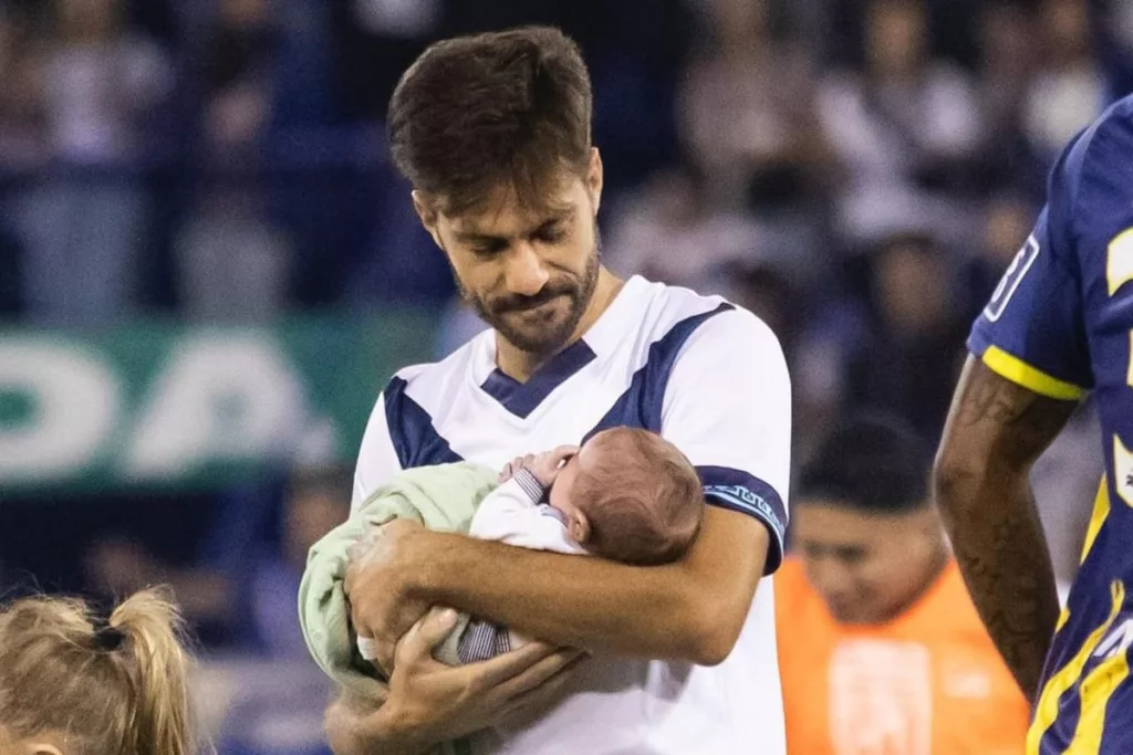 Aguatín Bouzat con la camiseta de Vélez Sarsfield junto a su hijo Salvador.