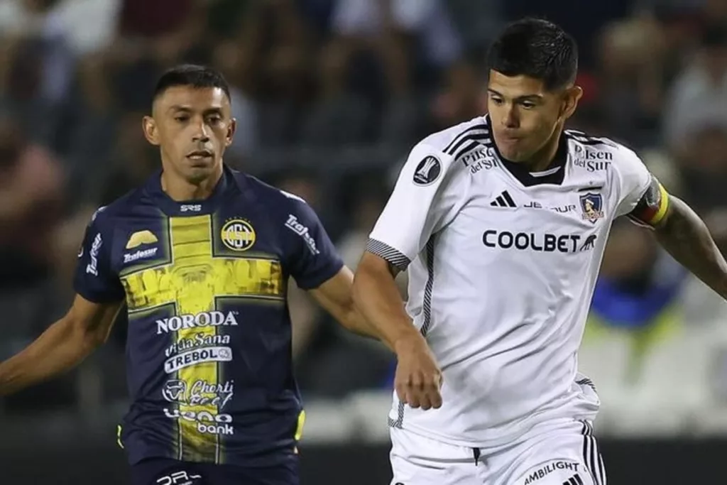 Esteban Pavez luchando por un balón en el partido de Colo-Colo vs Sportivo Trinidense.