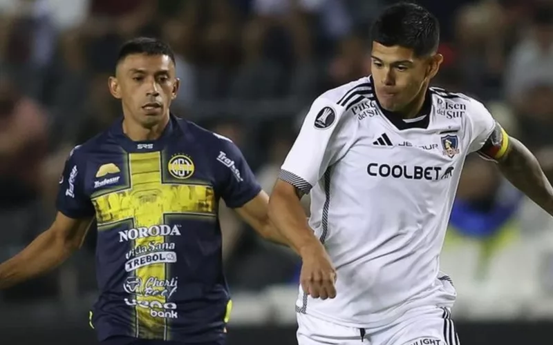 Esteban Pavez luchando por un balón en el partido de Colo-Colo vs Sportivo Trinidense.