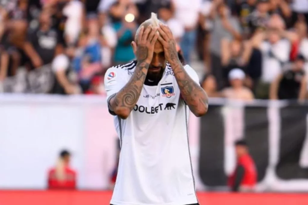 Arturo Vidal con las manos en la cabeza tras la derrota de Colo-Colo.