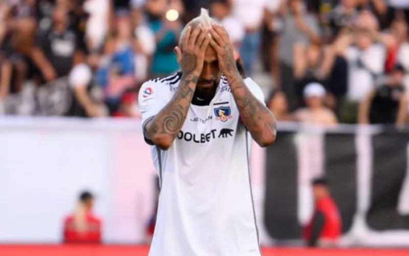 Arturo Vidal con las manos en la cabeza tras la derrota de Colo-Colo.