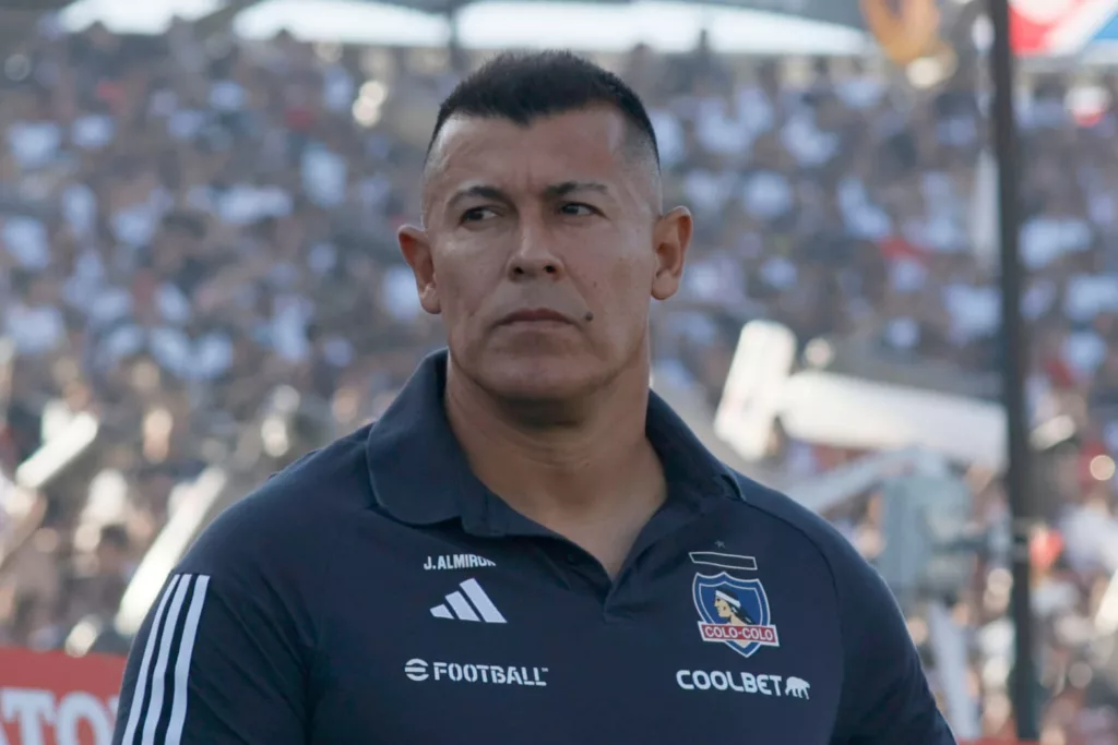 Primer plano a Jorge Almirón con induementaria de Colo-Colo durante el Superclásico en el Estadio Monumental.