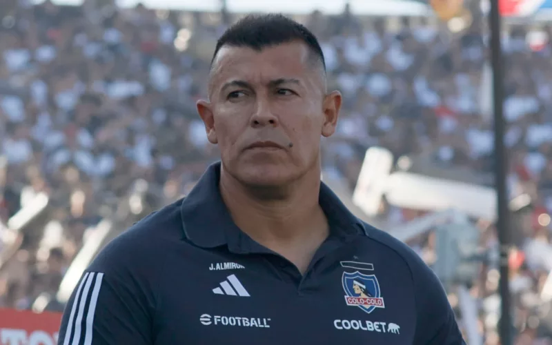 Primer plano a Jorge Almirón con induementaria de Colo-Colo durante el Superclásico en el Estadio Monumental.