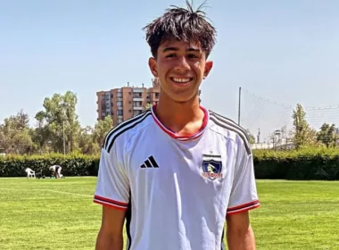 Primer plano a Valentino Fernández con la camiseta de Colo-Colo en el Estadio Monumental.