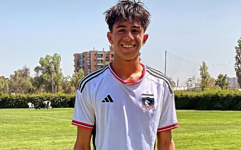 Primer plano a Valentino Fernández con la camiseta de Colo-Colo en el Estadio Monumental.