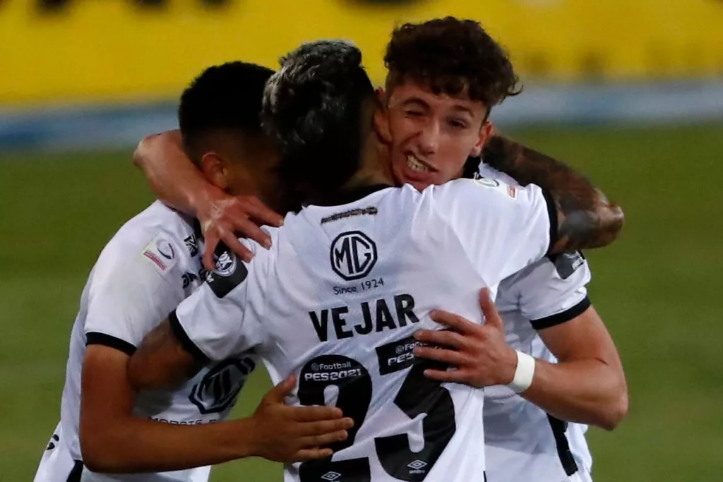 Luciano Arriagada junto a Brayan Véjar celebrando un gol con Colo-Colo.