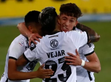 Luciano Arriagada junto a Brayan Véjar celebrando un gol con Colo-Colo.