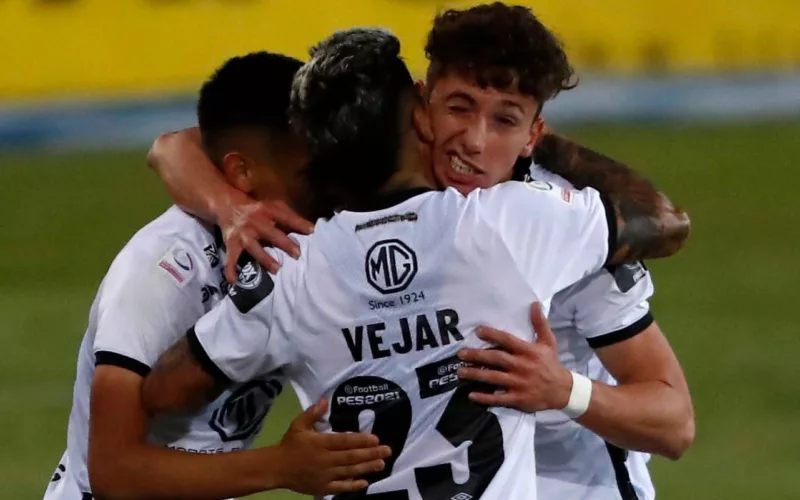 Luciano Arriagada junto a Brayan Véjar celebrando un gol con Colo-Colo.