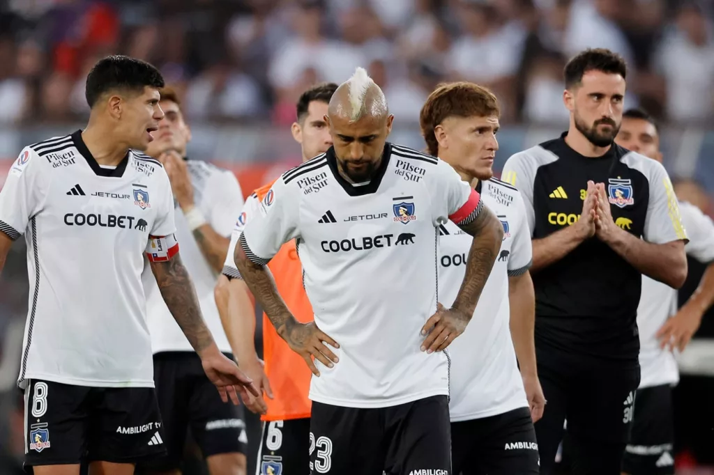 Esteban Pavez, Leonardo Gil, Fernando de Paul y Arturo Vidal cabizbajos tras la derrota de Colo-Colo