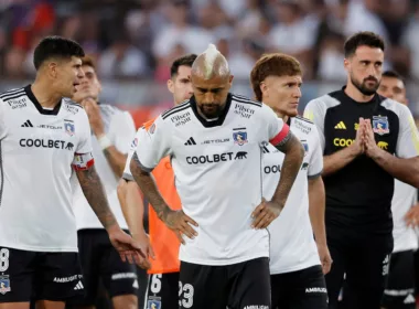 Esteban Pavez, Leonardo Gil, Fernando de Paul y Arturo Vidal cabizbajos tras la derrota de Colo-Colo