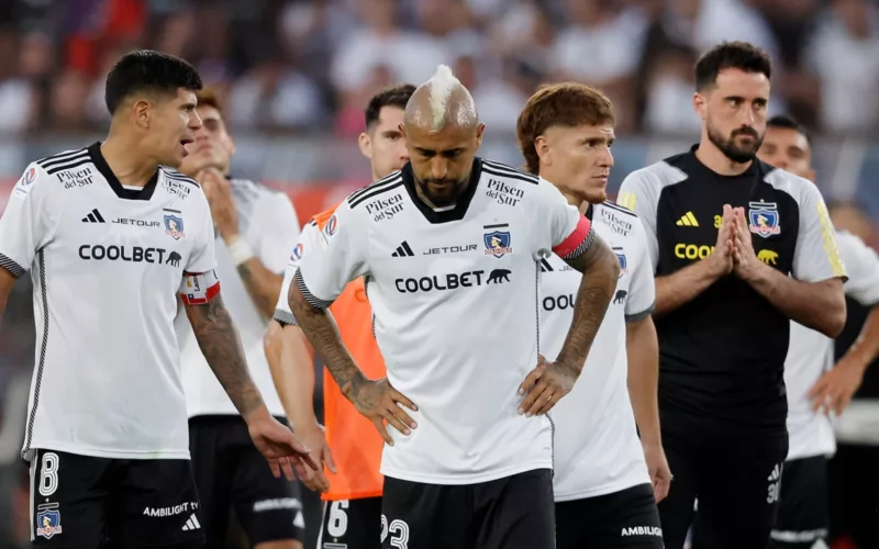 Esteban Pavez, Leonardo Gil, Fernando de Paul y Arturo Vidal cabizbajos tras la derrota de Colo-Colo