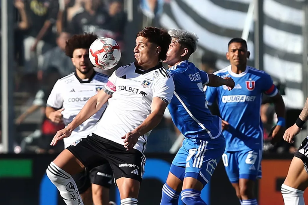 Leonardo Gil en el Superclásico frente a Universidad de Chile.