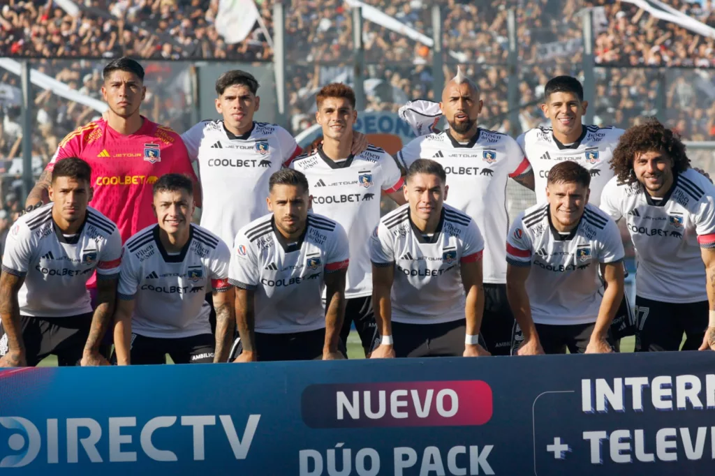 Formación de Colo-Colo en el Superclásico.