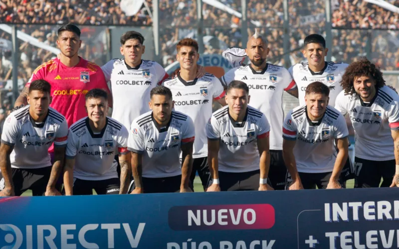 Formación de Colo-Colo en el Superclásico.