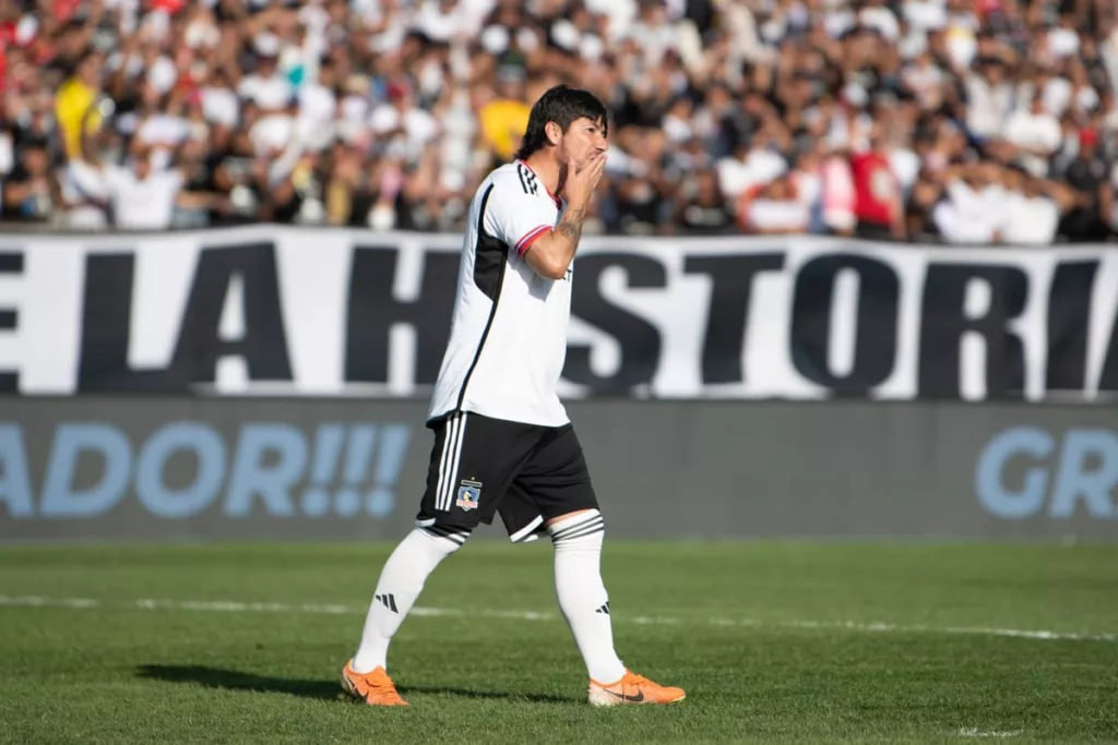 Jaime Valdés con camiseta de Colo-Colo durante la despedida de Esteban Paredes.