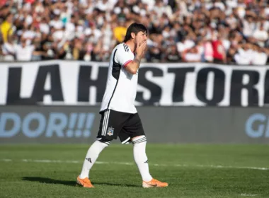 Jaime Valdés con camiseta de Colo-Colo durante la despedida de Esteban Paredes.