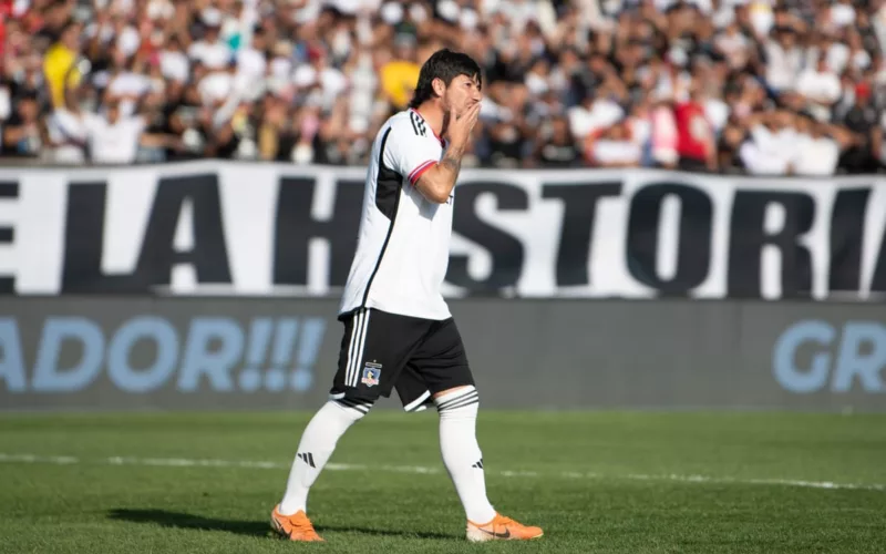 Jaime Valdés con camiseta de Colo-Colo durante la despedida de Esteban Paredes.