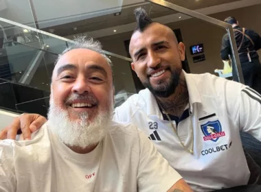 Primer plano a Juan Ramírez junto a Arturo Vidal en una publicación de Instagram.