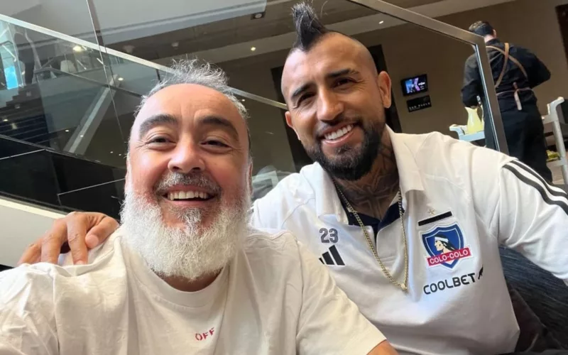 Primer plano a Juan Ramírez junto a Arturo Vidal en una publicación de Instagram.
