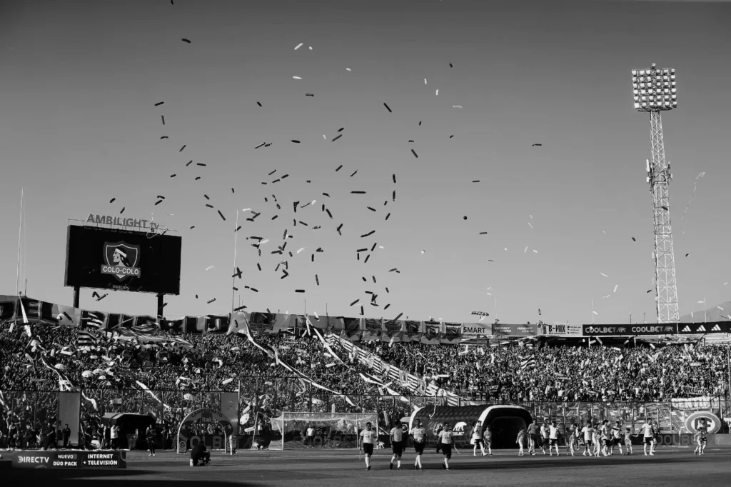 Estadio Monumental con hinchas en Blanco y Negro