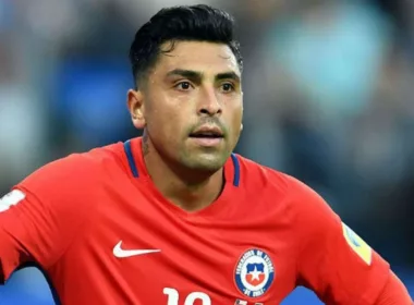 Primer plano a Gonzalo Jara con la camiseta de la Selección Chilena.