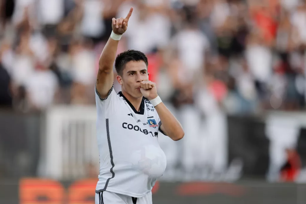 Primer plano a Matías Moya celebrando su primer gol con la camiseta de Colo-Colo.