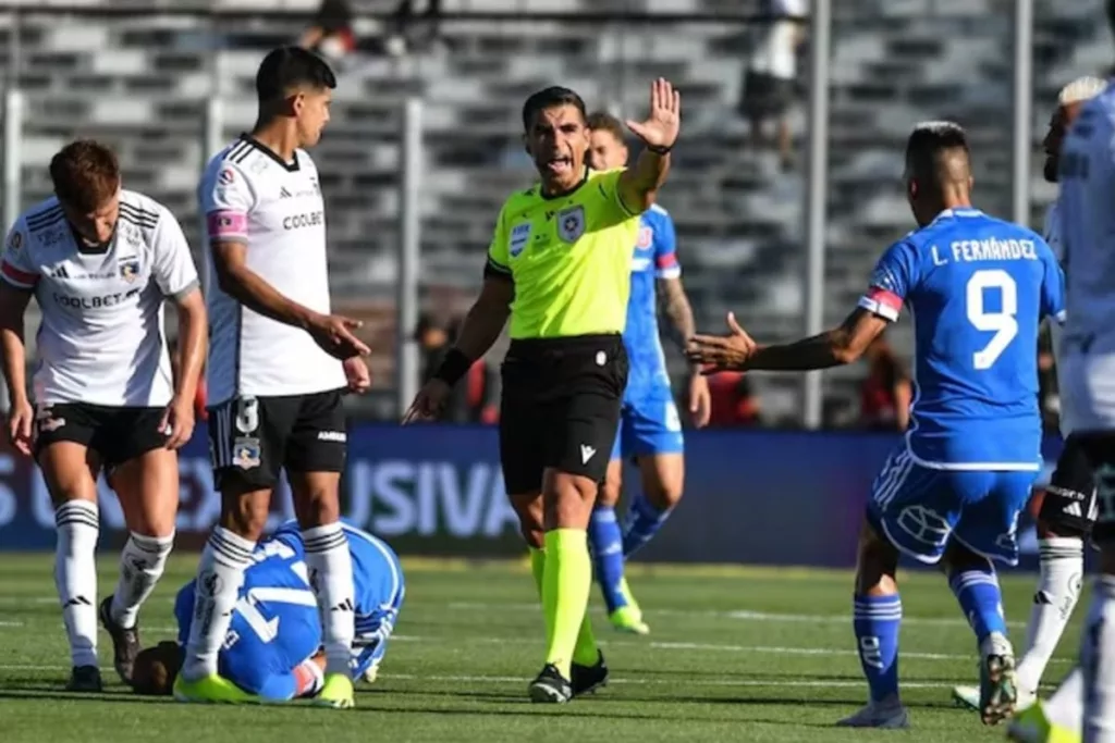 José Cabero y los jugadores de Colo-Colo y Universidad de Chile en el Superclásico.