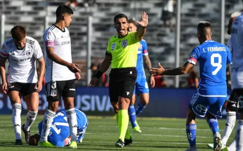 José Cabero y los jugadores de Colo-Colo y Universidad de Chile en el Superclásico.