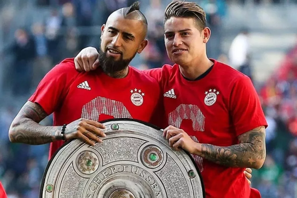 Primer plano a Arturo Vidal y James Rodríguez con la camiseta del Bayern Múnich celebrando un nuevo título de Bundesliga.