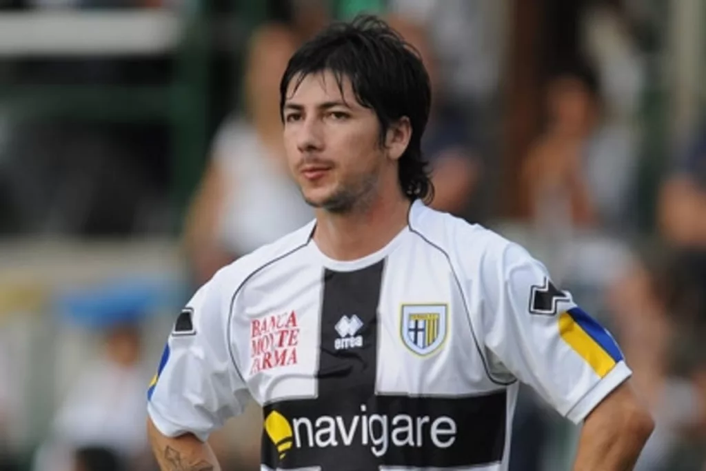Primer plano a Jaime Valdés con cara de tristeza con la camiseta de Parma.