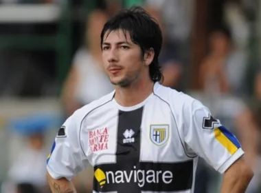 Primer plano a Jaime Valdés con cara de tristeza con la camiseta de Parma.