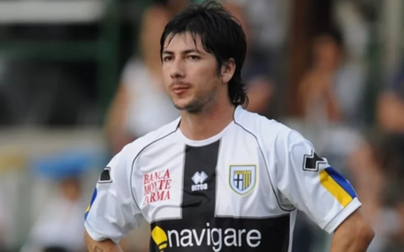 Primer plano a Jaime Valdés con cara de tristeza con la camiseta de Parma.