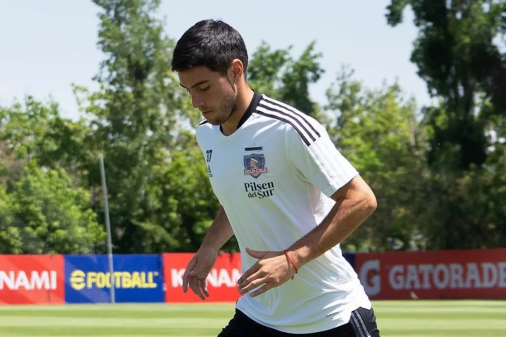 David Tati entrenando con la camiseta de Colo-Colo en el Estadio Monumental.