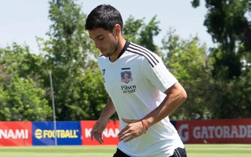 David Tati entrenando con la camiseta de Colo-Colo en el Estadio Monumental.