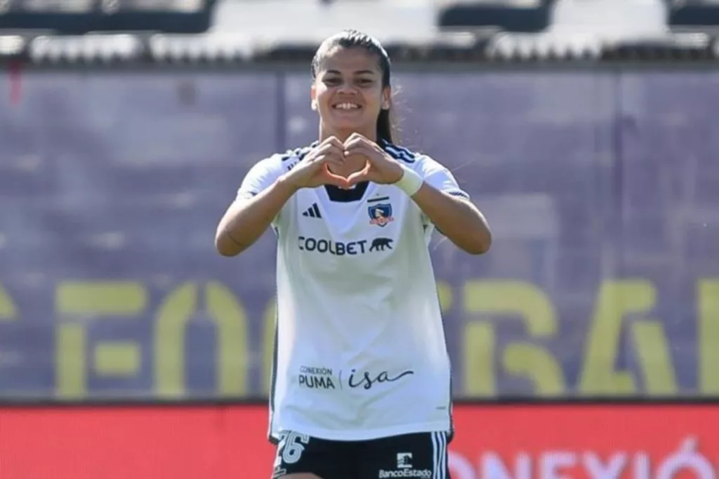 Primer plano a Dahiana Bogarín celebrando su gol con Colo-Colo Femenino.