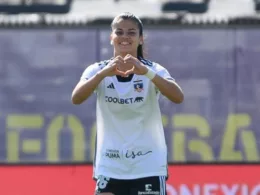 Primer plano a Dahiana Bogarín celebrando su gol con Colo-Colo Femenino.