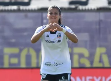 Primer plano a Dahiana Bogarín celebrando su gol con Colo-Colo Femenino.