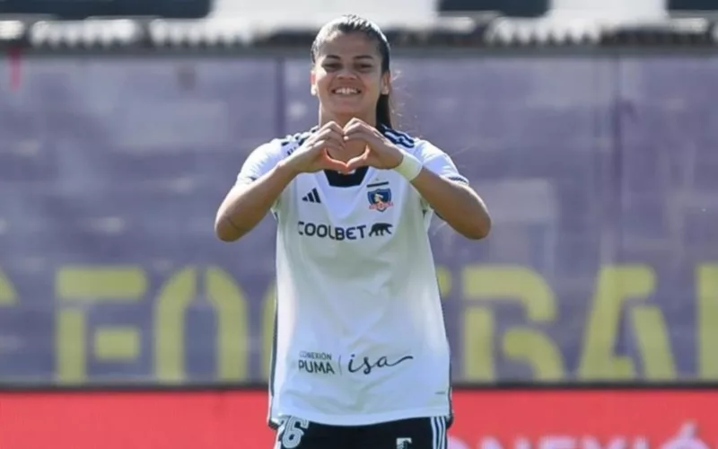 Primer plano a Dahiana Bogarín celebrando su gol con Colo-Colo Femenino.