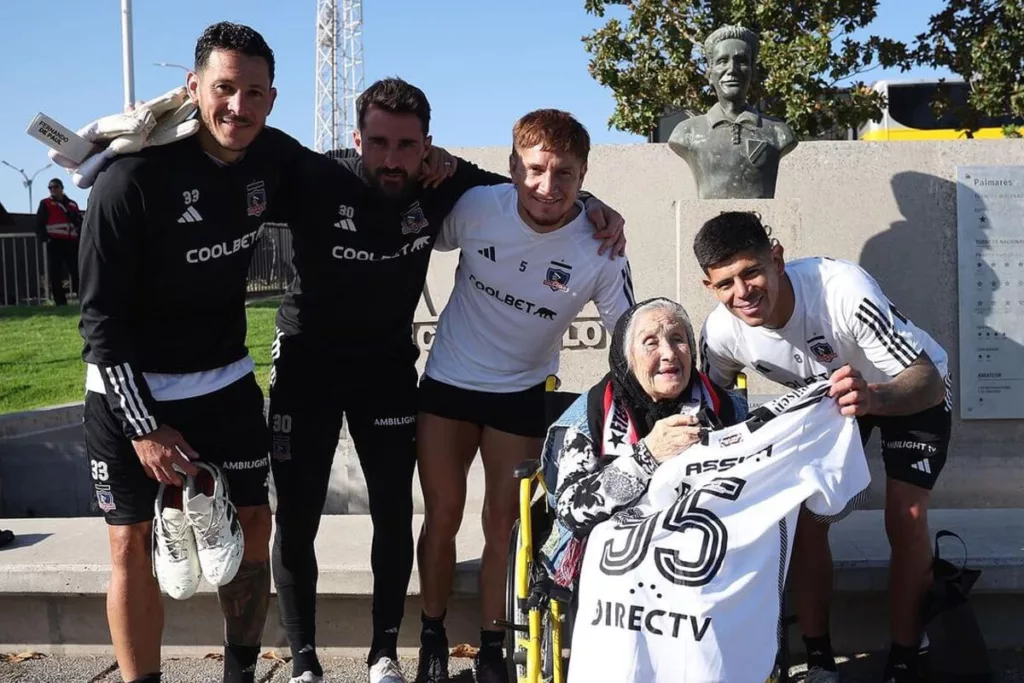 Abuela Alba en su visita a un entrenamiento de Colo-Colo en el Estadio Monumental.