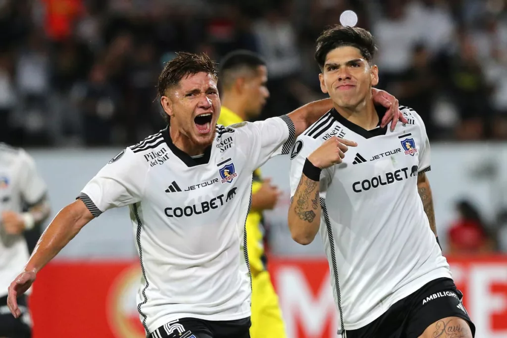 Leonardo Gil y Carlos Palacios celebrando un gol contra Sportivo Trinidense por Copa Libertadores con Colo-Colo.